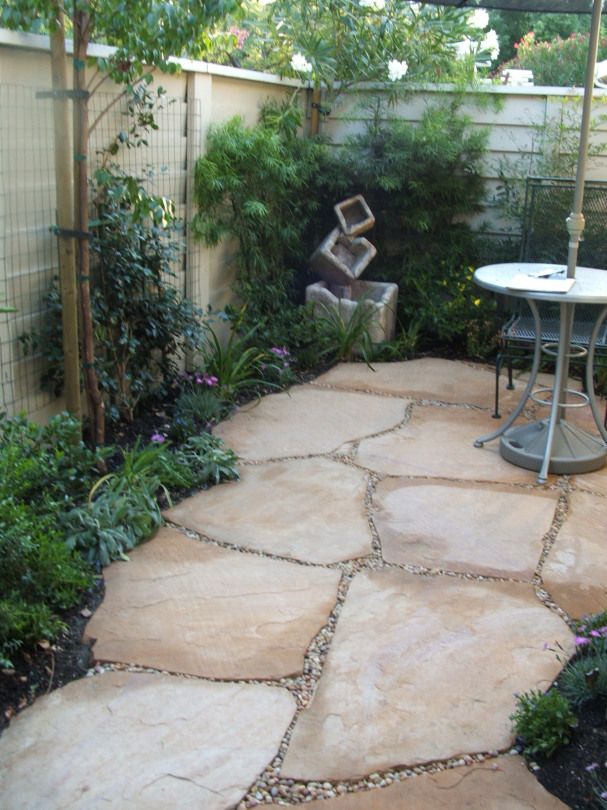 Arizona Flagstone pavers make for a durable and attractive hardscape surface and can be used as stepping stones.